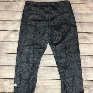 ALO YOGA Grey / Black Barbwire Printed Capri Legging Size M
